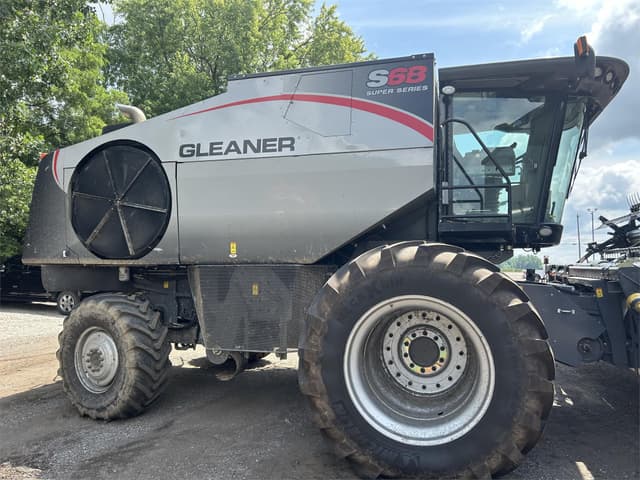 Image of Gleaner S68 equipment image 1