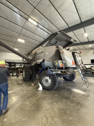 Image of Gleaner S68 equipment image 3