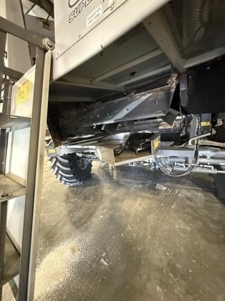 Image of Gleaner S68 equipment image 2