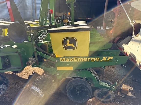 Image of John Deere 1760 equipment image 2