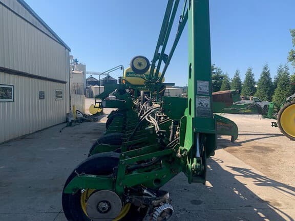 Image of John Deere 1770 equipment image 3