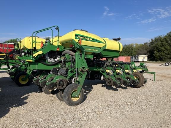 Image of John Deere 1770 equipment image 2