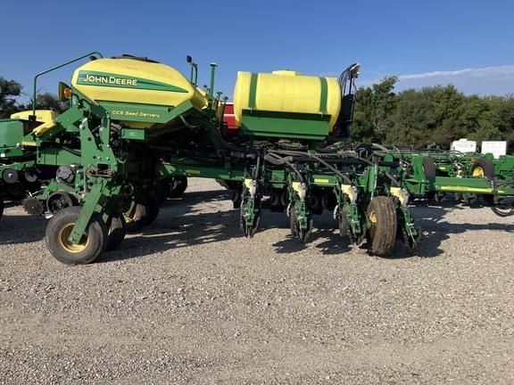 Image of John Deere 1770 equipment image 1