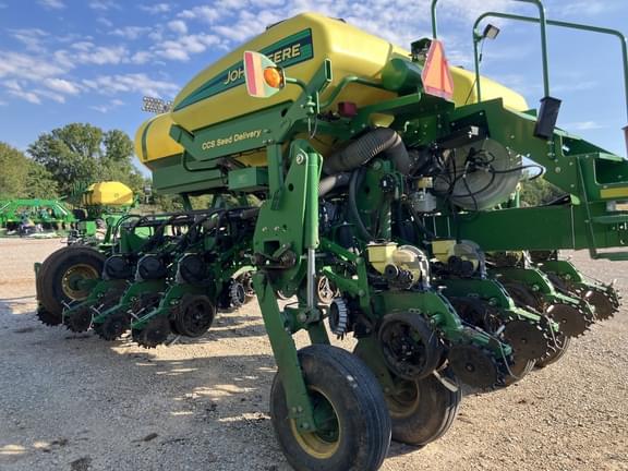 Image of John Deere 1770 equipment image 3