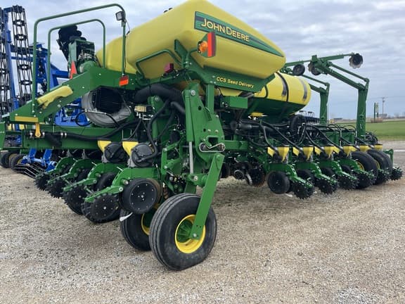 Image of John Deere 1770 equipment image 1