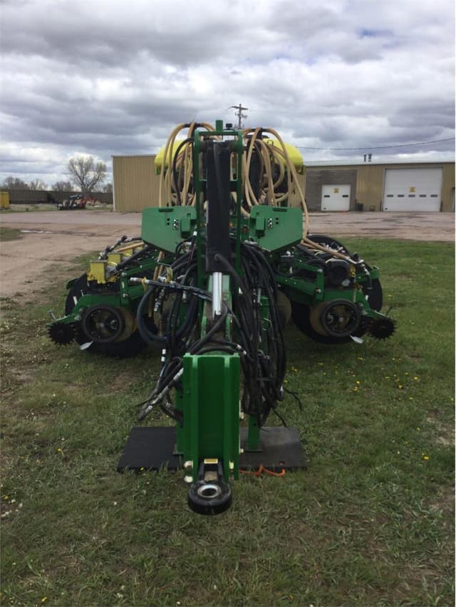 Image of John Deere 1770 equipment image 1