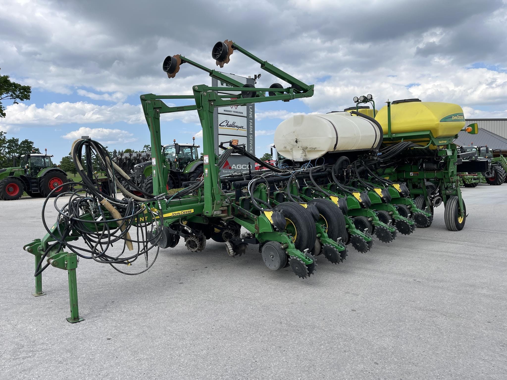 2014 John Deere 1775 Equipment Image0