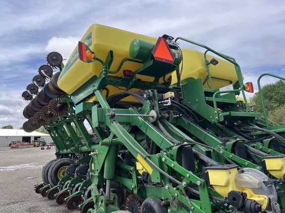 Image of John Deere 1790 equipment image 3