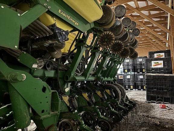 Image of John Deere 1795 equipment image 2