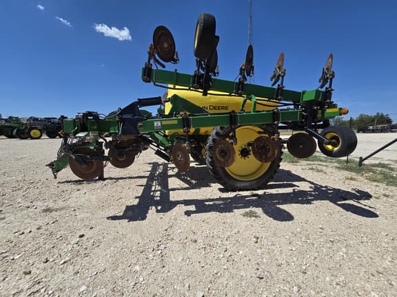 Image of John Deere 2510L equipment image 1