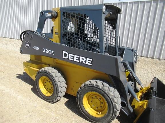 Image of John Deere 320E equipment image 4