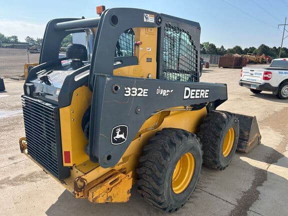 Image of John Deere 332E equipment image 4