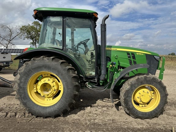 2014 John Deere 5085E Equipment Image0