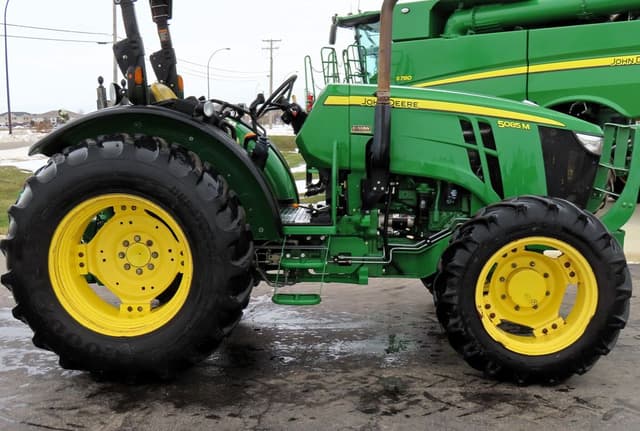 Image of John Deere 5085M equipment image 3