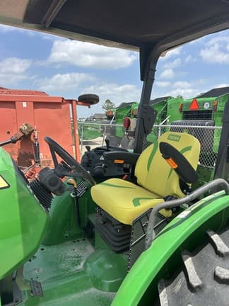 Image of John Deere 5100M equipment image 4
