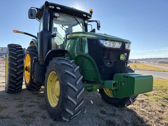 2014 John Deere 7210R Equipment Image0