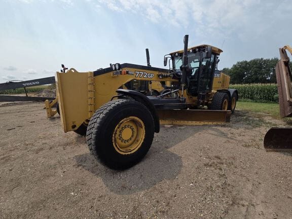 2014 John Deere 772G Equipment Image0
