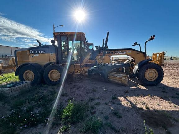 Image of John Deere 772G equipment image 4