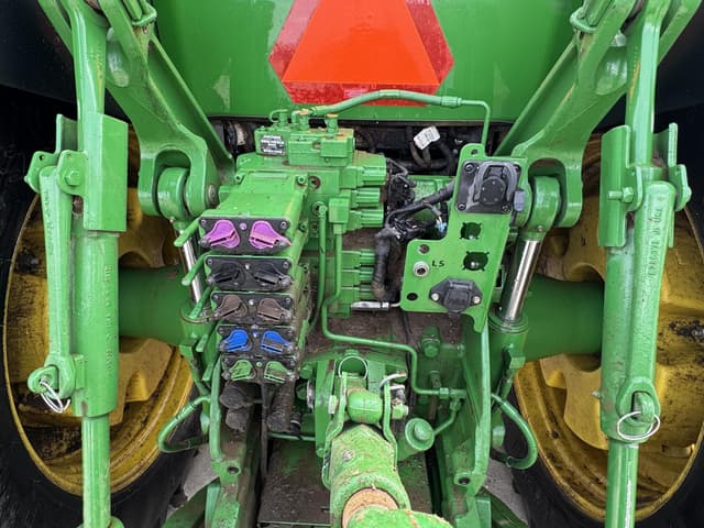 Image of John Deere 8245R equipment image 4