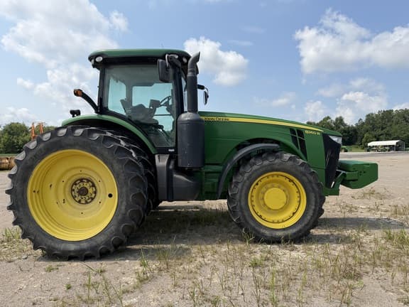 Image of John Deere 8260R equipment image 3