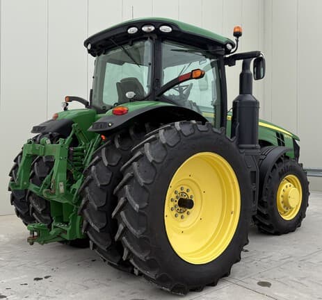Image of John Deere 8270R equipment image 2