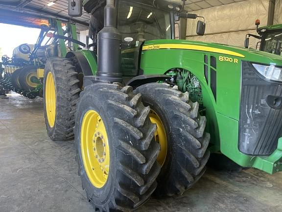 Image of John Deere 8320R equipment image 4