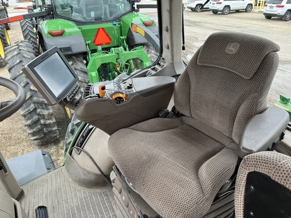 Image of John Deere 8370R equipment image 4