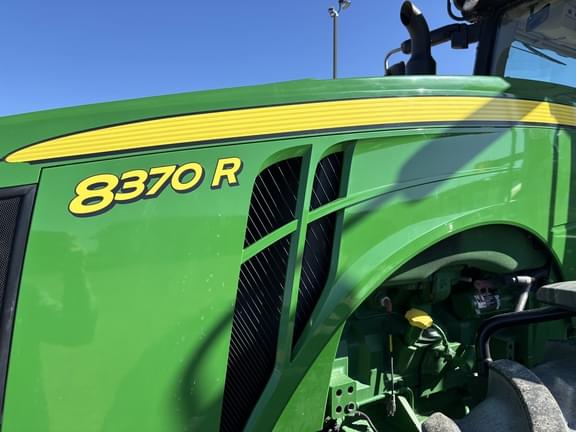 Image of John Deere 8370R equipment image 1