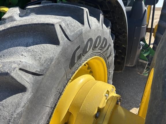 Image of John Deere 8370R equipment image 4