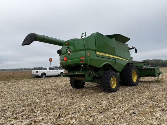 Image of John Deere S660 equipment image 4