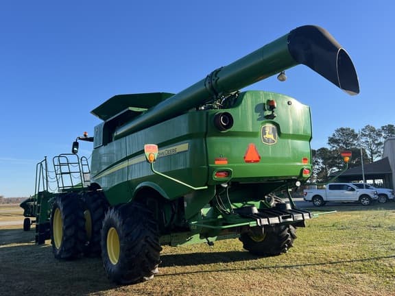 Image of John Deere S660 equipment image 4
