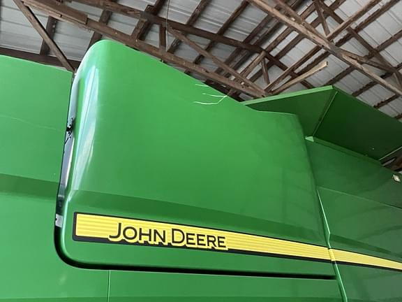 Image of John Deere S660 equipment image 4