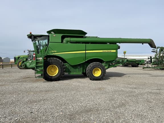 Image of John Deere S670 equipment image 1