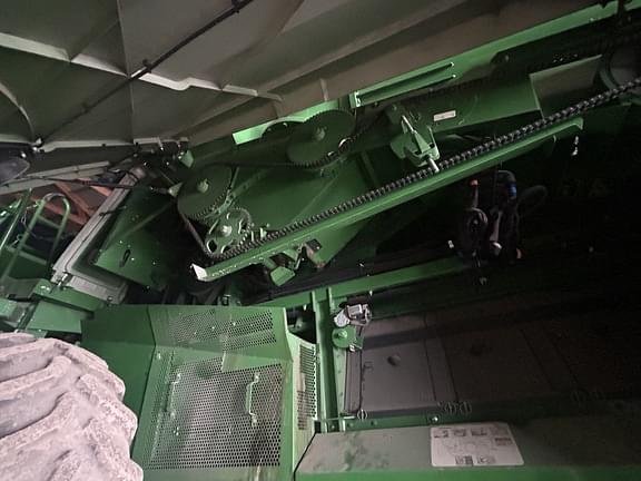 Image of John Deere S670 equipment image 2
