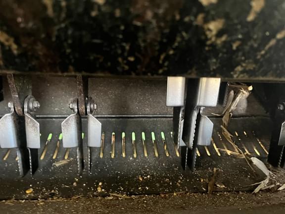 Image of John Deere S670 equipment image 4