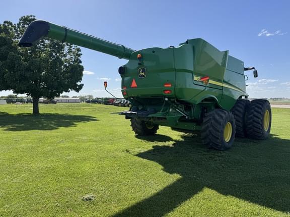 Image of John Deere S680 equipment image 4