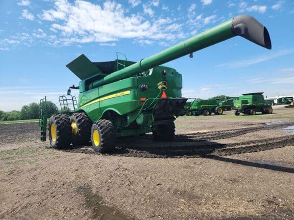 Image of John Deere S690 equipment image 2