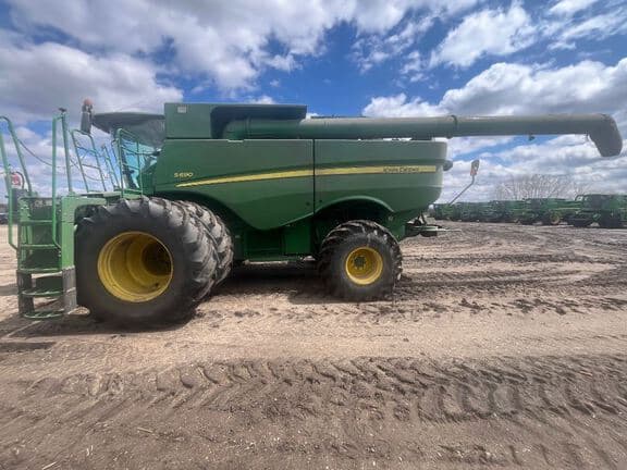 Image of John Deere S690 equipment image 1