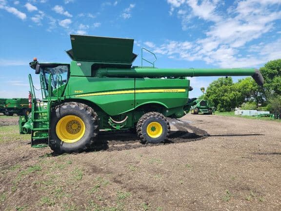 Image of John Deere S690 equipment image 1