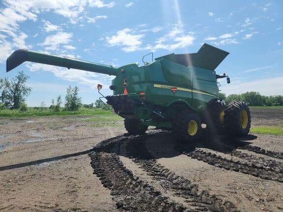 Image of John Deere S690 equipment image 4