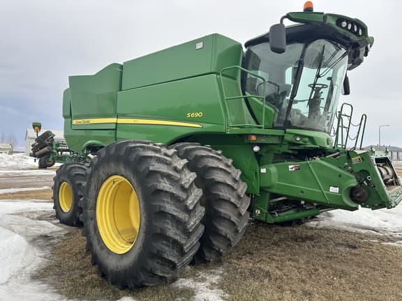 Image of John Deere S690 Primary image