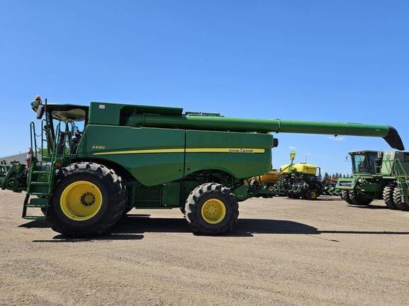 Image of John Deere S690 equipment image 1