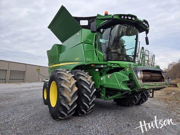 2014 John Deere S690 Equipment Image0