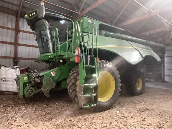 2014 John Deere S690 Equipment Image0