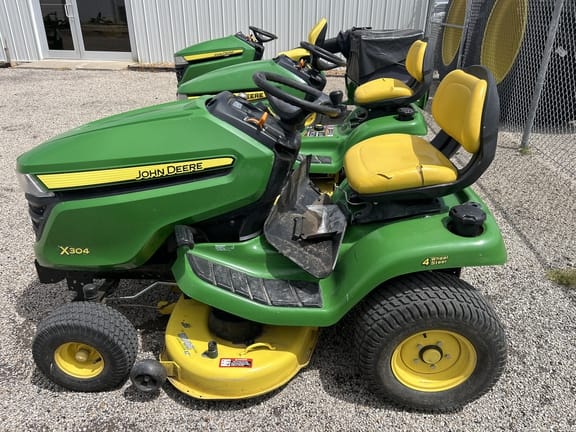 2014 John Deere X304 Equipment Image0