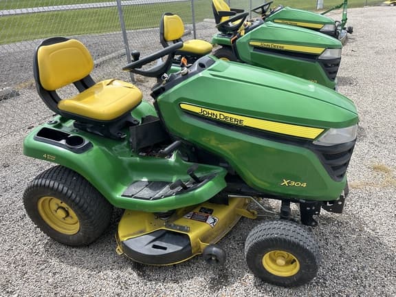 Image of John Deere X304 equipment image 3