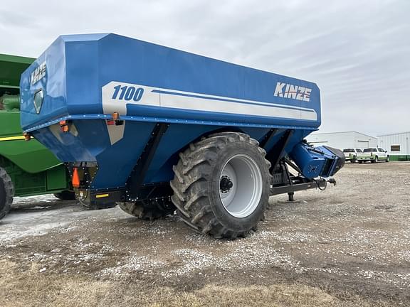 Image of Kinze 1100 equipment image 4