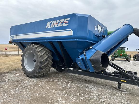 Image of Kinze 1100 equipment image 1