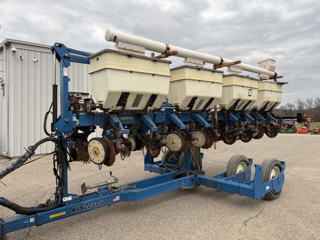 Image of Kinze 3500 equipment image 1