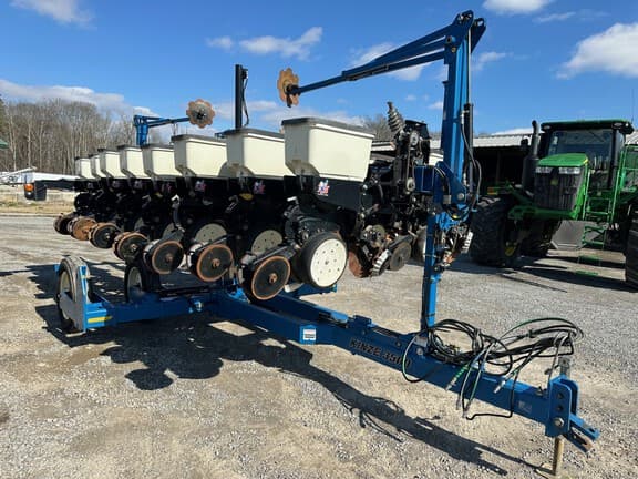 Image of Kinze 3500 equipment image 3